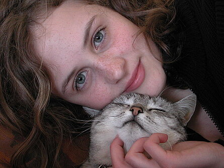 IVH Maedchen Katze schmusen