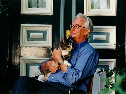 IVH AElterer Herr mit Katze vor Tuer